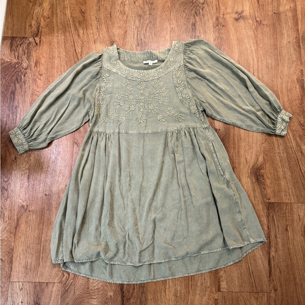 Solitaire Women’s Medium M Green Dress Flowing Beautiful Embroidering w/ Pockets